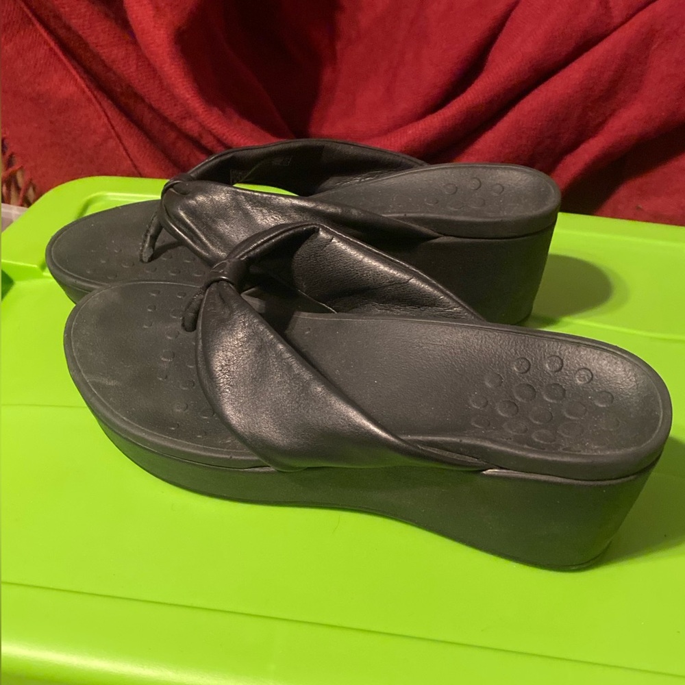 Vionic Black Platform Thong Sandals